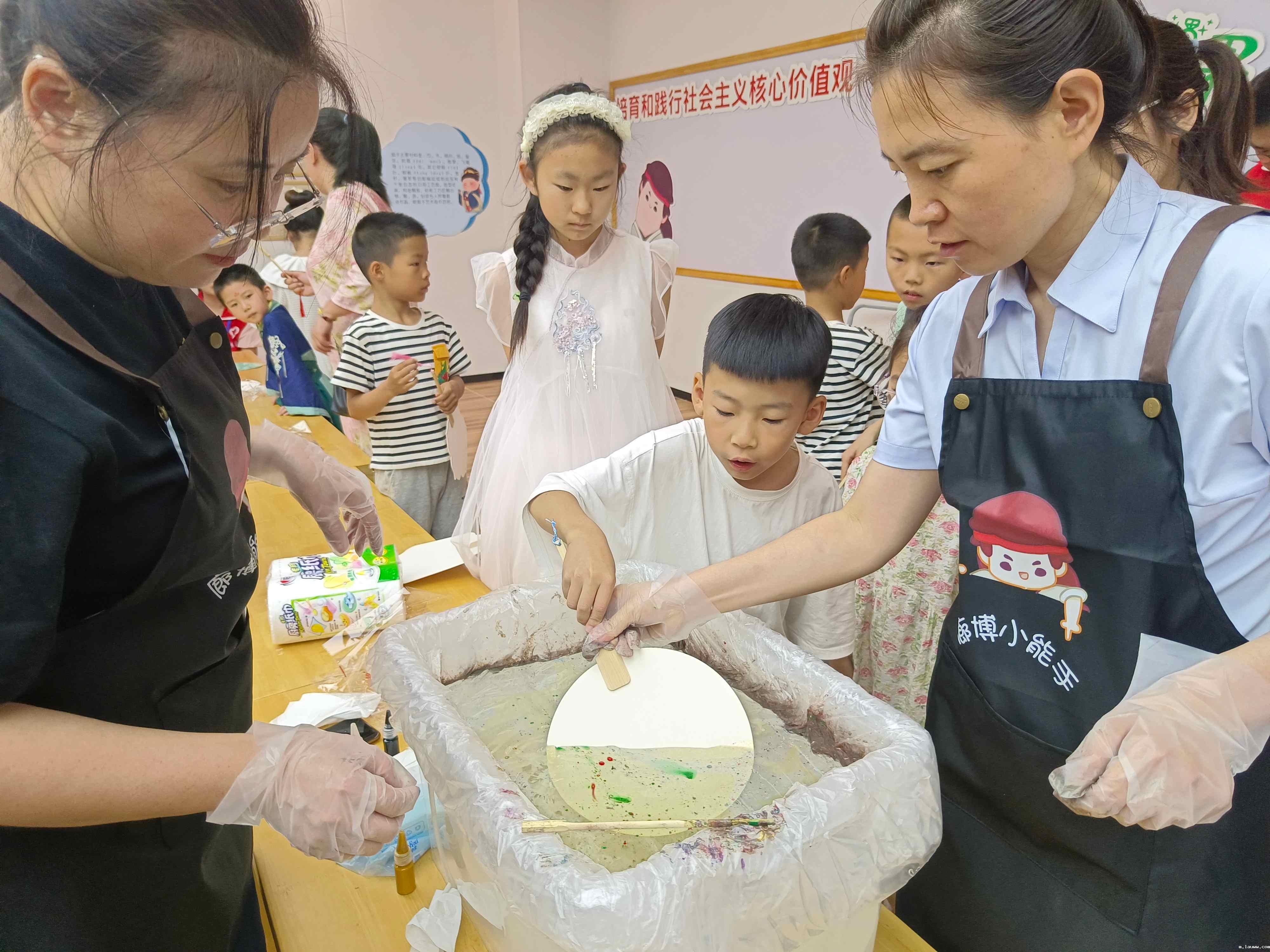 “漆扇”DIY体验(1).jpg “漆扇”DIY体验(1).jpg