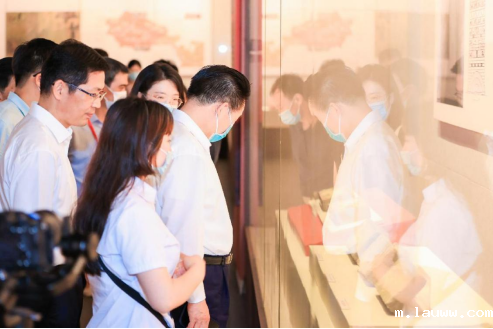 领导及嘉宾参观2.png 领导及嘉宾参观2.png