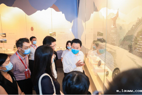 领导及嘉宾参观1.png 领导及嘉宾参观1.png